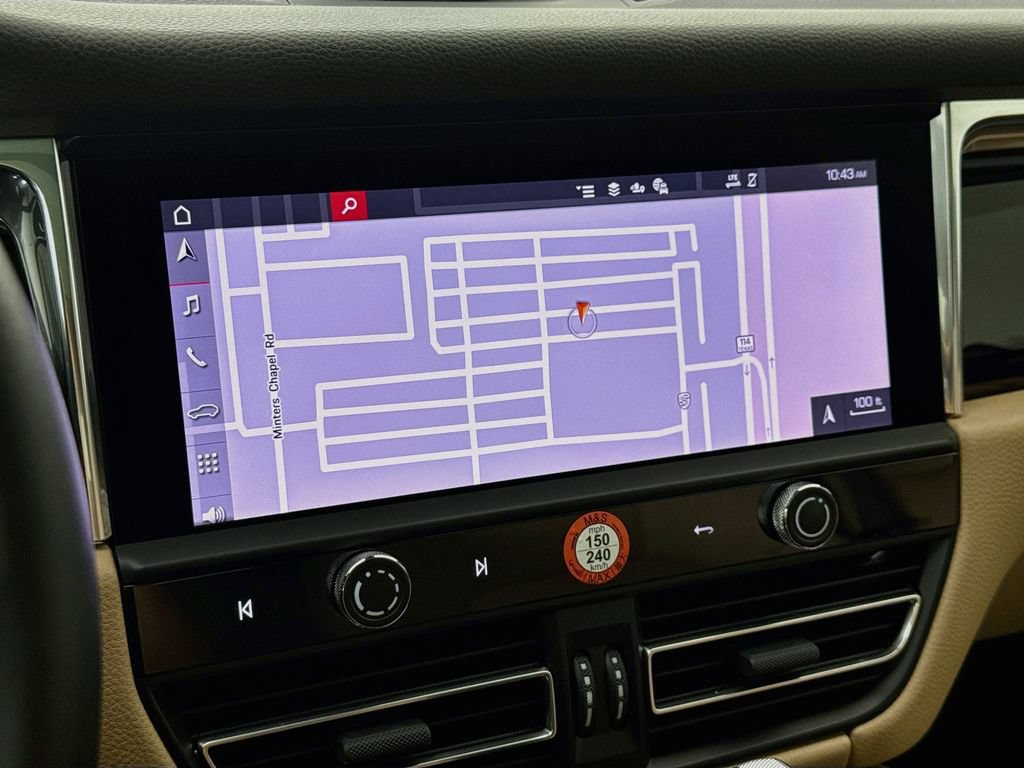 Certified 2025 Porsche Macan AWD/4WD image 19