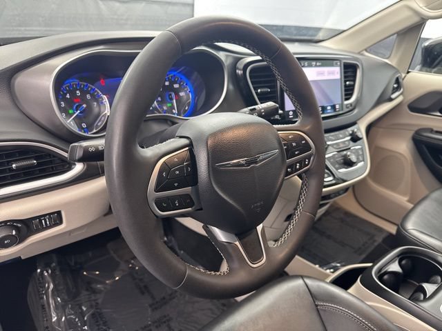 Used 2024 Chrysler Pacifica Touring-L FWD image 13