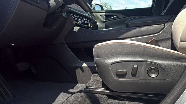 Used 2025 Chevrolet Traverse LT FWD image 11