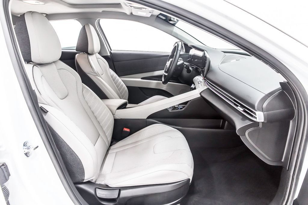 Used 2025 Hyundai Elantra Limited FWD image 31