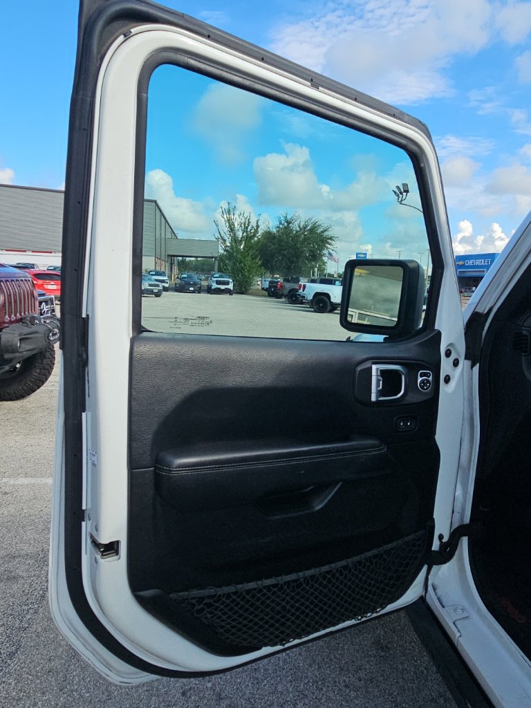 Used 2018 Jeep Wrangler Unlimited Sahara AWD/4WD image 10
