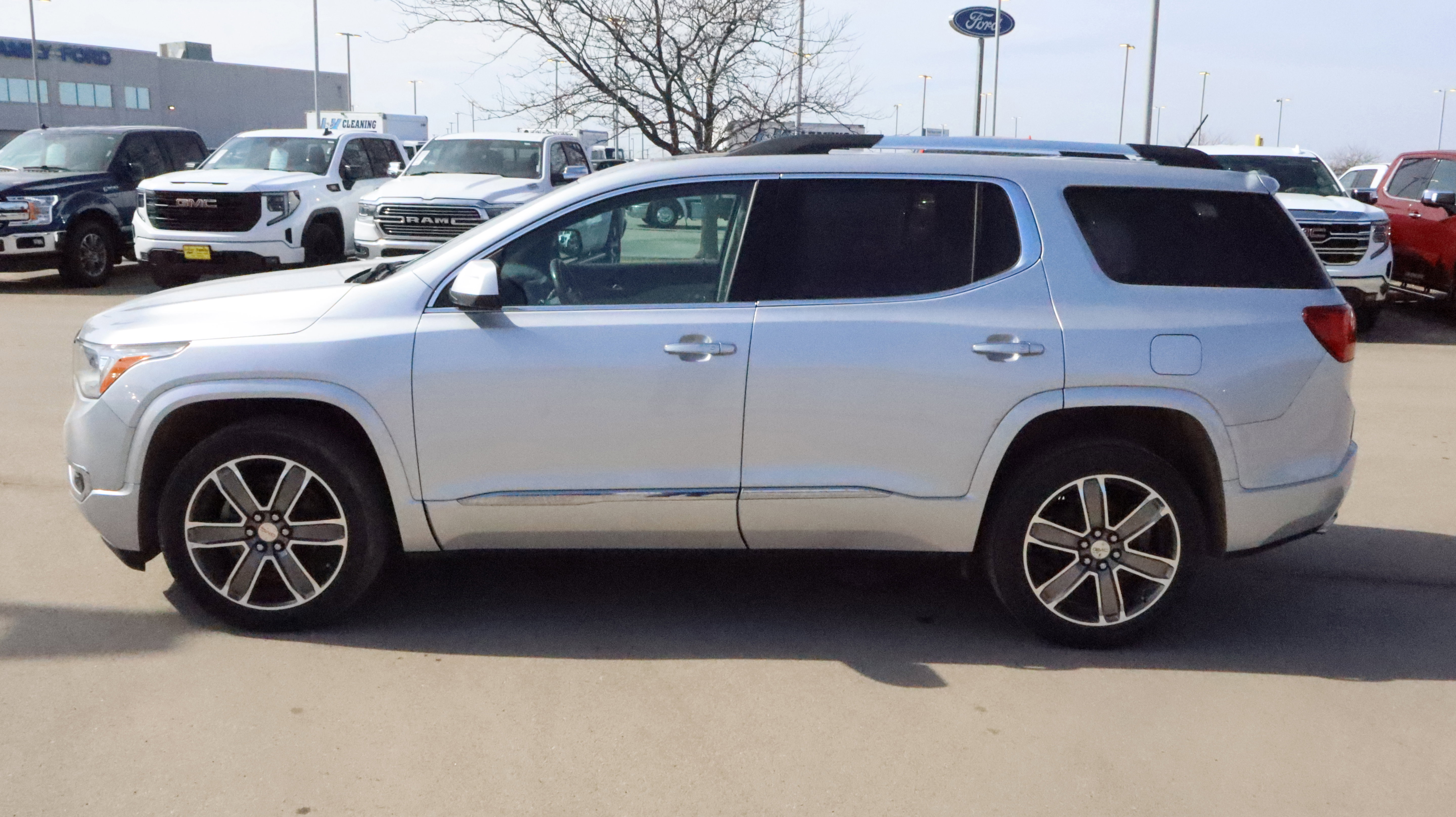 Used 2018 GMC Acadia Denali w/ Technology Package AWD/4WD image 3