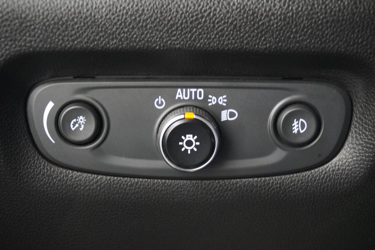 Used 2020 Chevrolet Traverse LT w/ Driver Confidence II Package AWD/4WD image 19