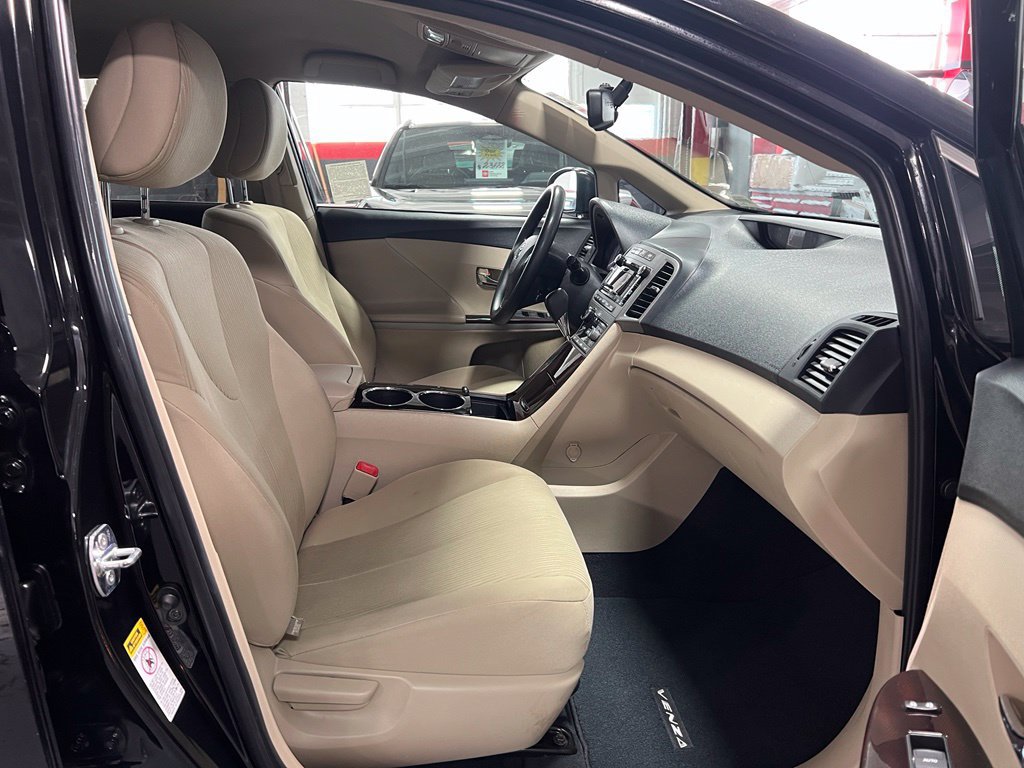 Used 2010 Toyota Venza AWD image 19