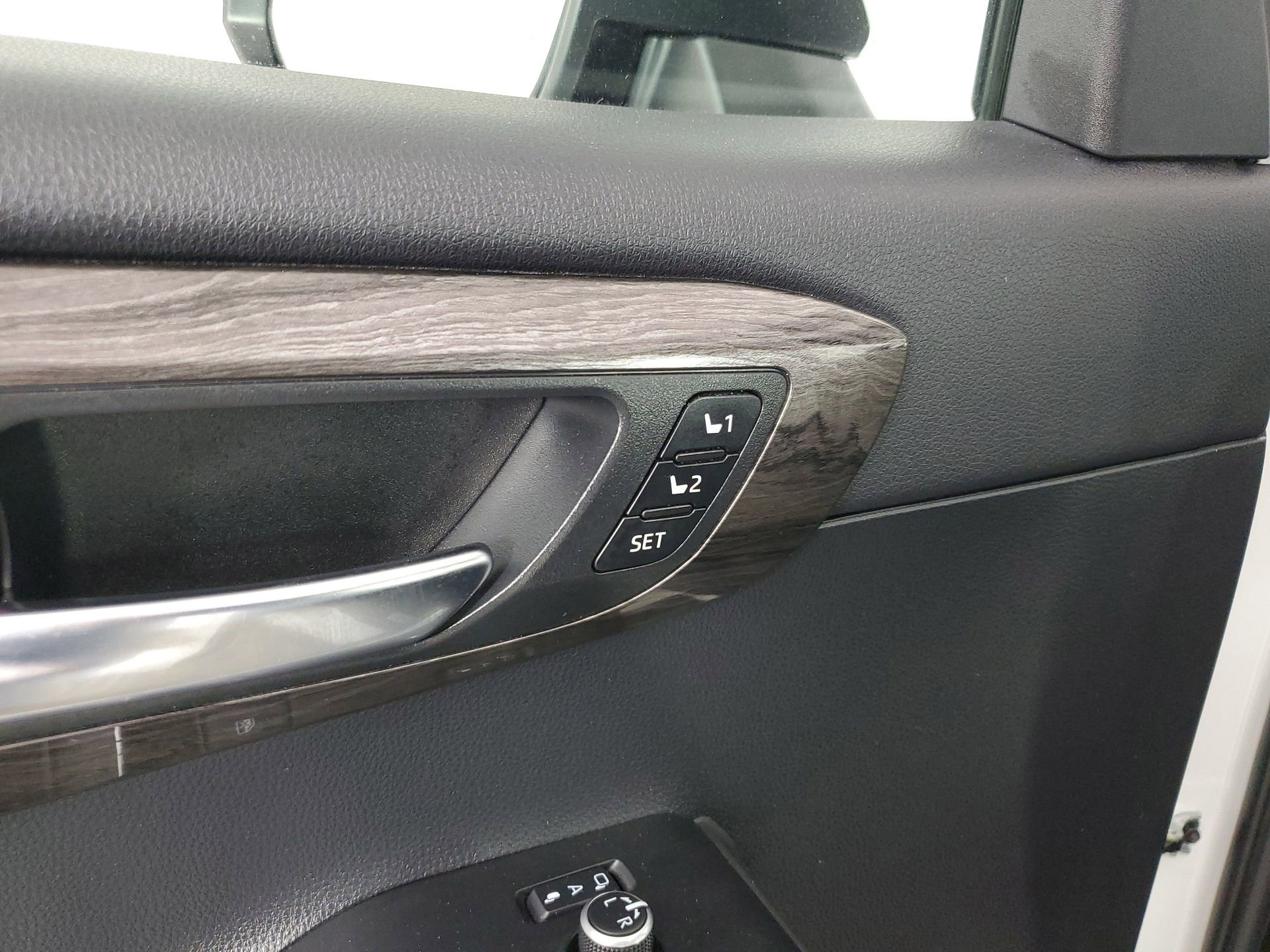 Used 2023 Toyota Highlander Limited image 32