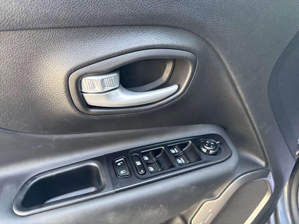 Used 2023 Jeep Renegade Latitude image 14