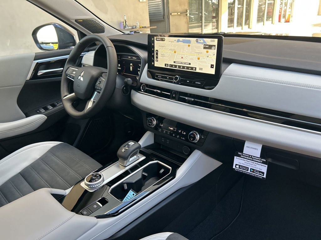 New 2025 Mitsubishi Outlander SE image 21