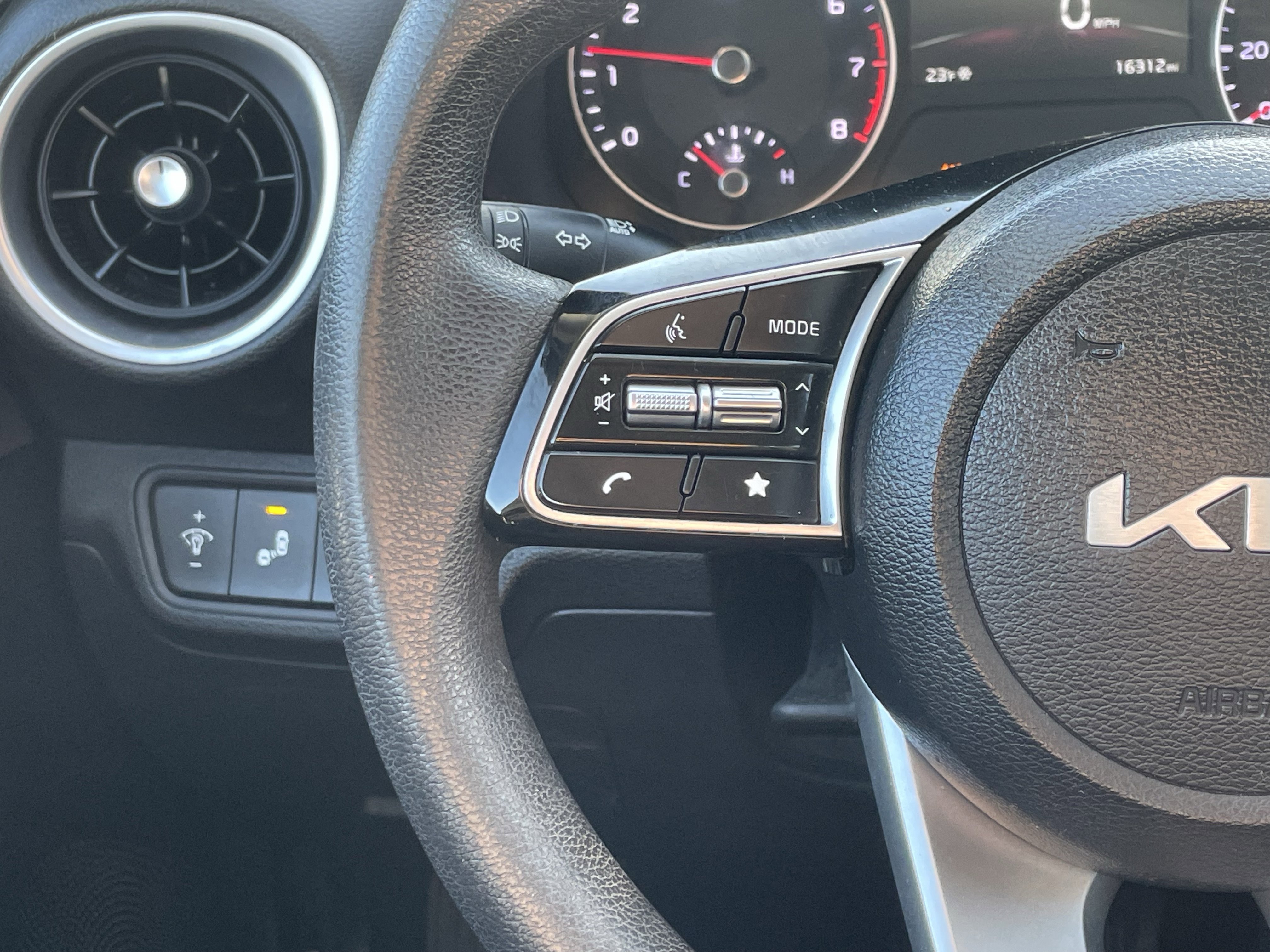 Certified 2024 Kia Forte LXS w/ LXS Technology Package image 17