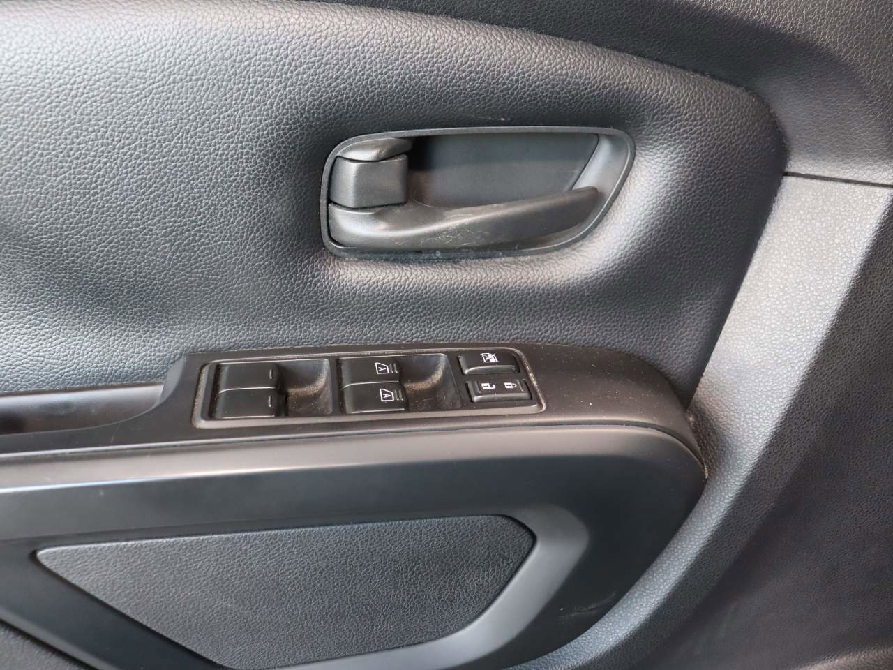 Used 2018 Nissan Titan S image 14