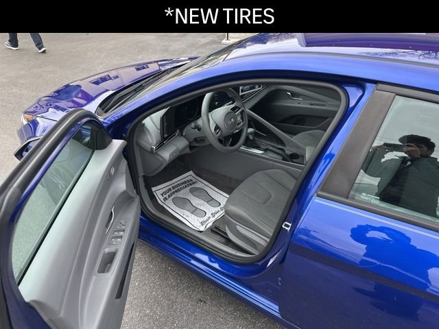 Used 2023 Hyundai Elantra SEL w/ Cargo Package FWD image 2