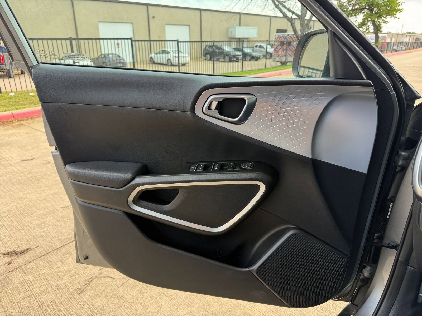 Used 2025 Kia Soul LX w/ LX Technology Package image 18