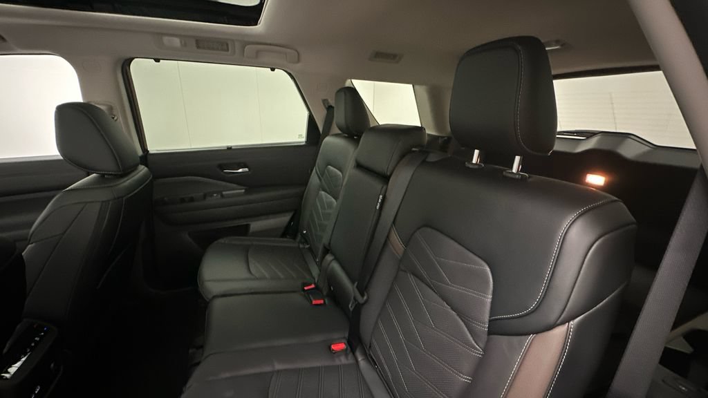 Certified 2024 Nissan Pathfinder Platinum AWD/4WD image 10