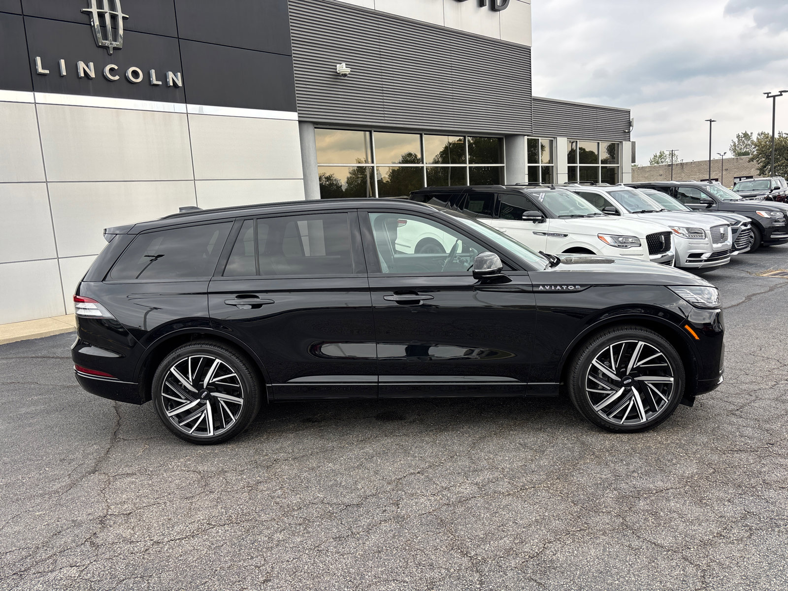 New 2025 Lincoln Aviator Black Label w/ Jet Appearance Package image 8