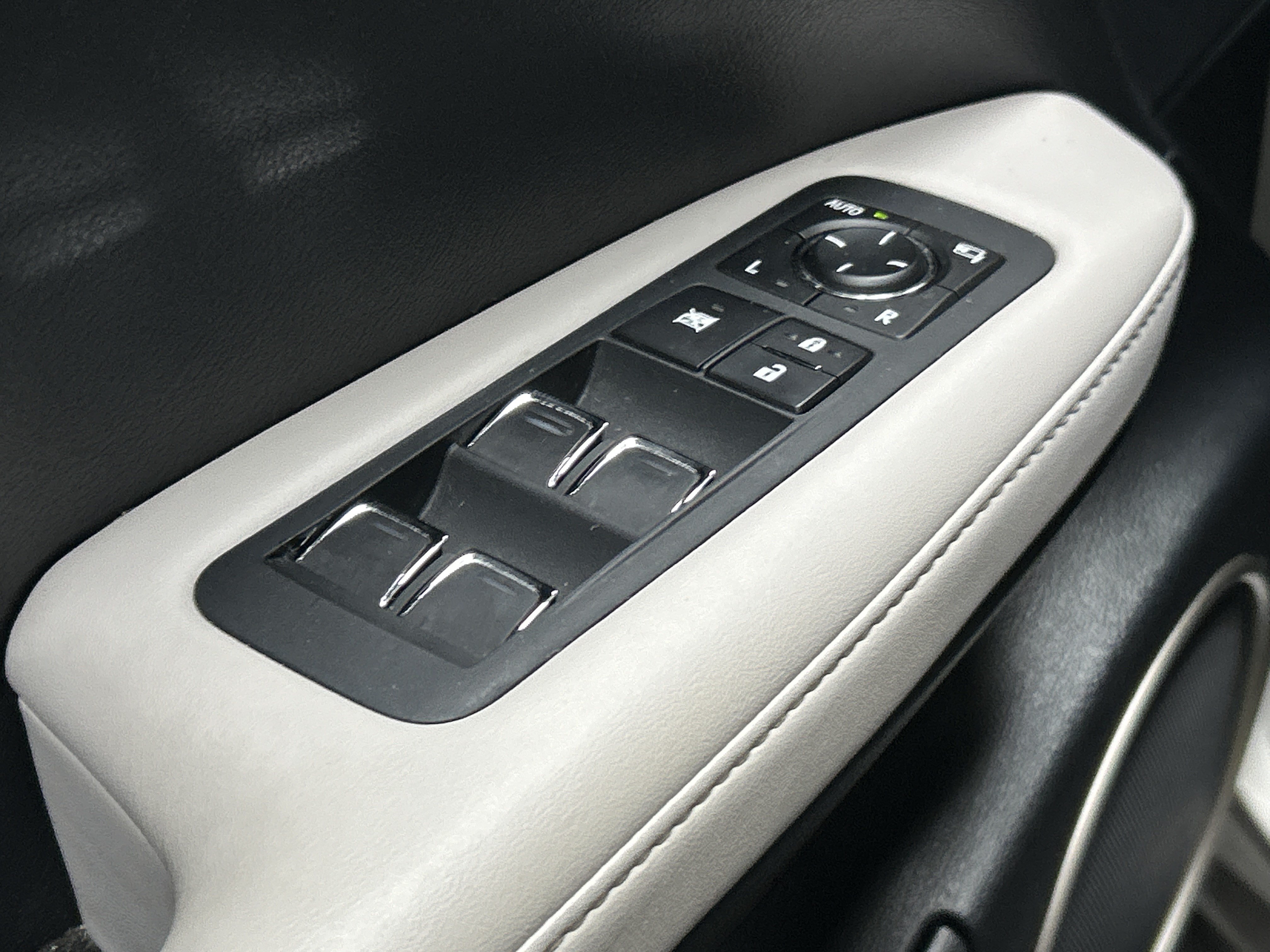 Used 2021 Lexus RX 350L Luxury w/ Accessory Package FWD image 15