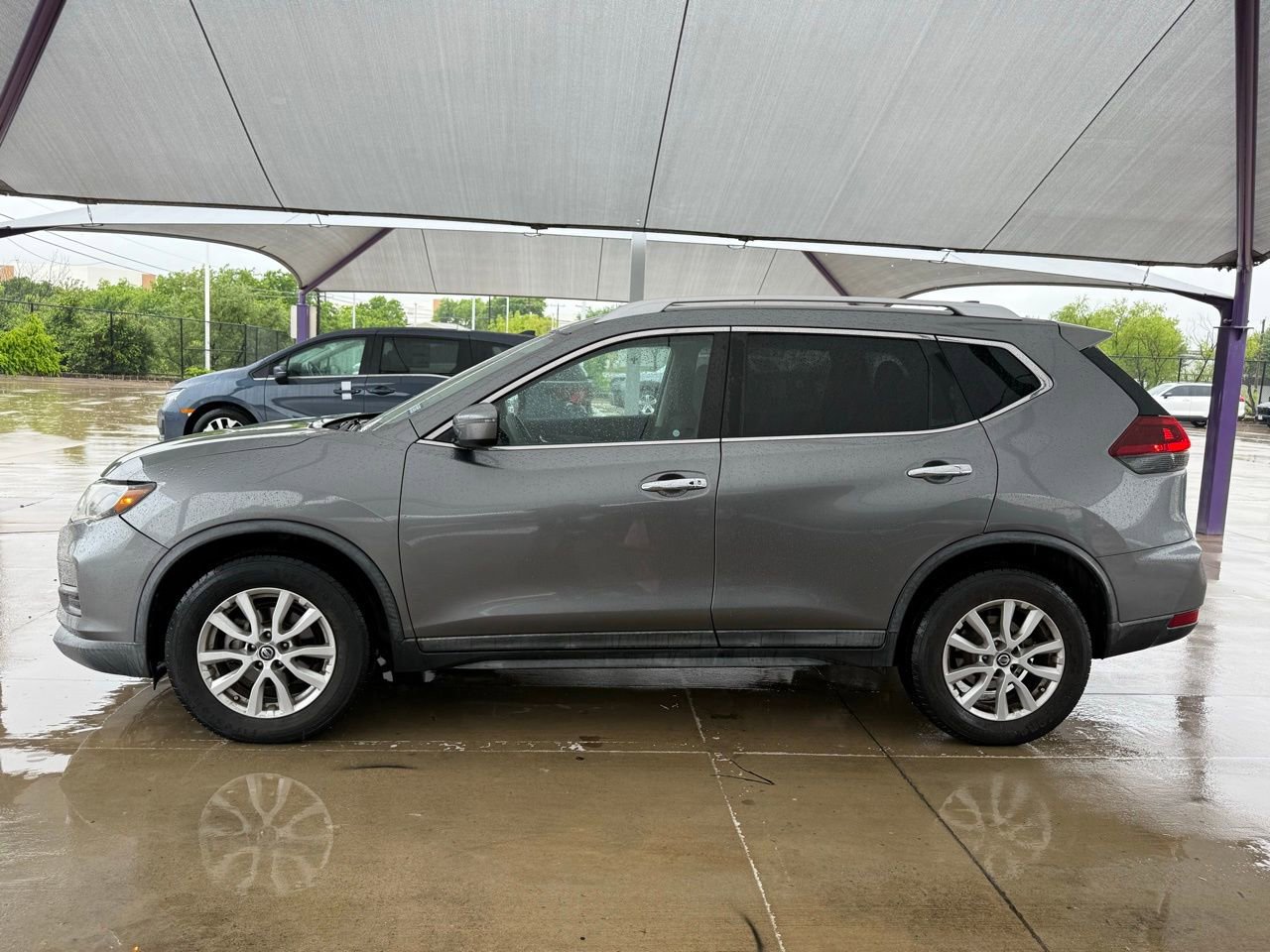 Used 2018 Nissan Rogue SV FWD image 2