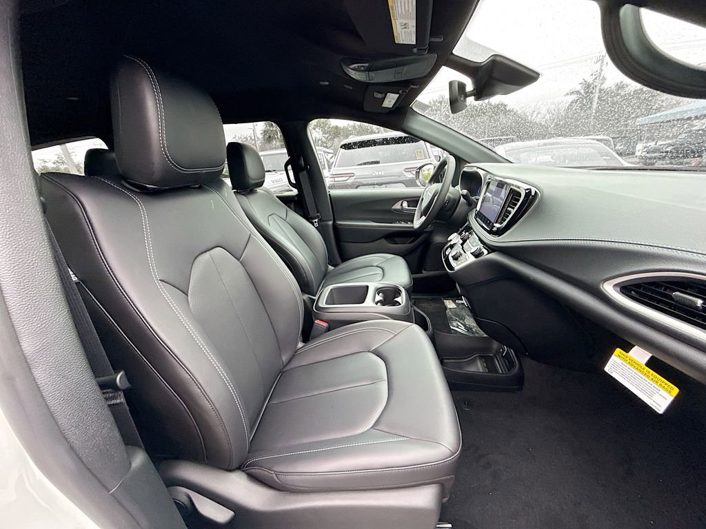 New 2026 Chrysler Pacifica Select FWD image 32
