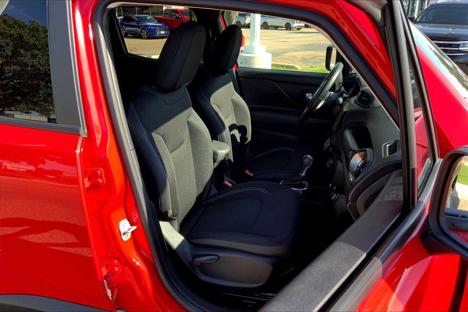 Used 2023 Jeep Renegade Latitude w/ Premium Group image 8