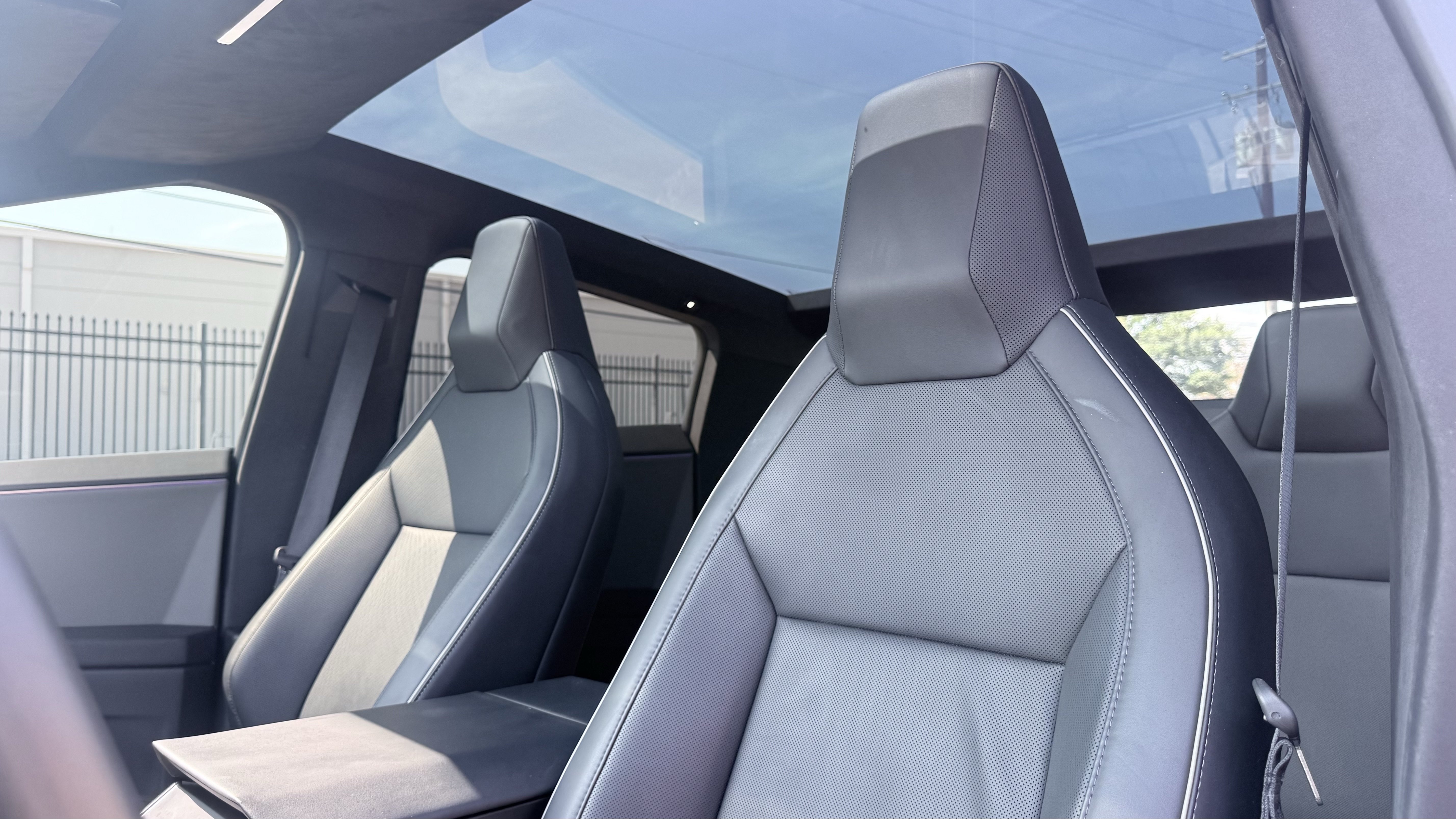 Used 2025 Tesla Cybertruck AWD Crew Cab image 31