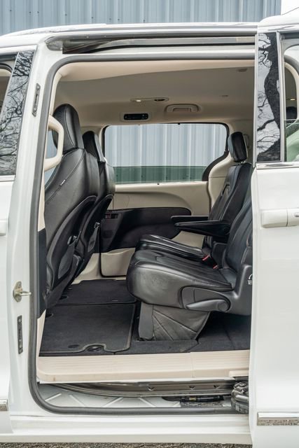 Used 2019 Chrysler Pacifica Touring-L image 32