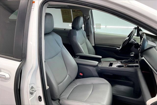 Used 2022 Toyota Sienna XLE w/ XLE Plus Package FWD image 6