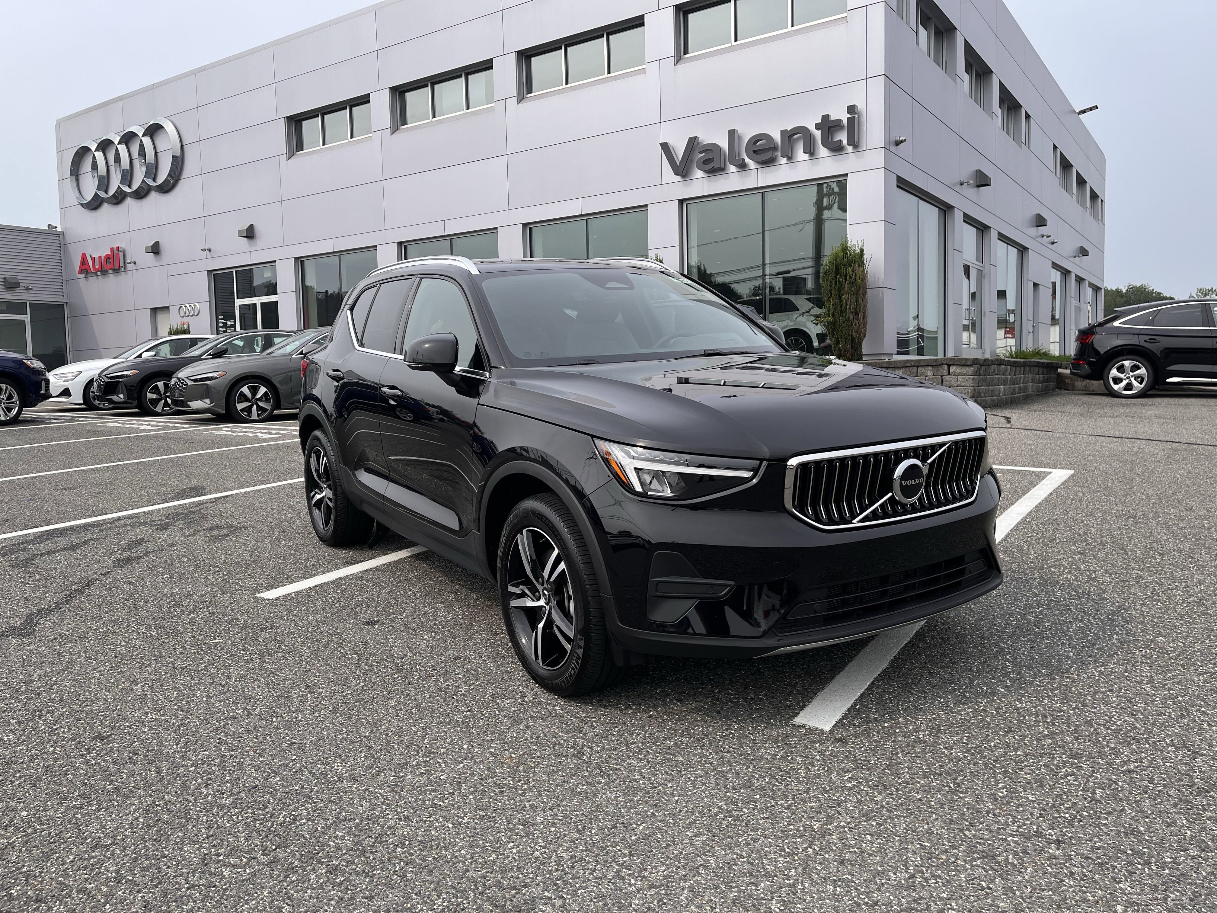 Certified 2025 Volvo XC40 B5 Core image 1
