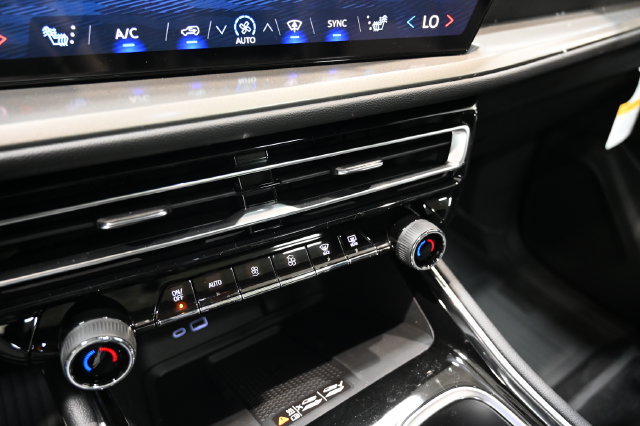 New 2027 Chevrolet Traverse LT w/ LPO, Floor Liner Package FWD image 18