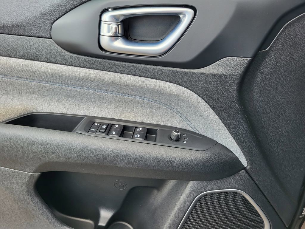 Used 2023 Jeep Compass Latitude image 23