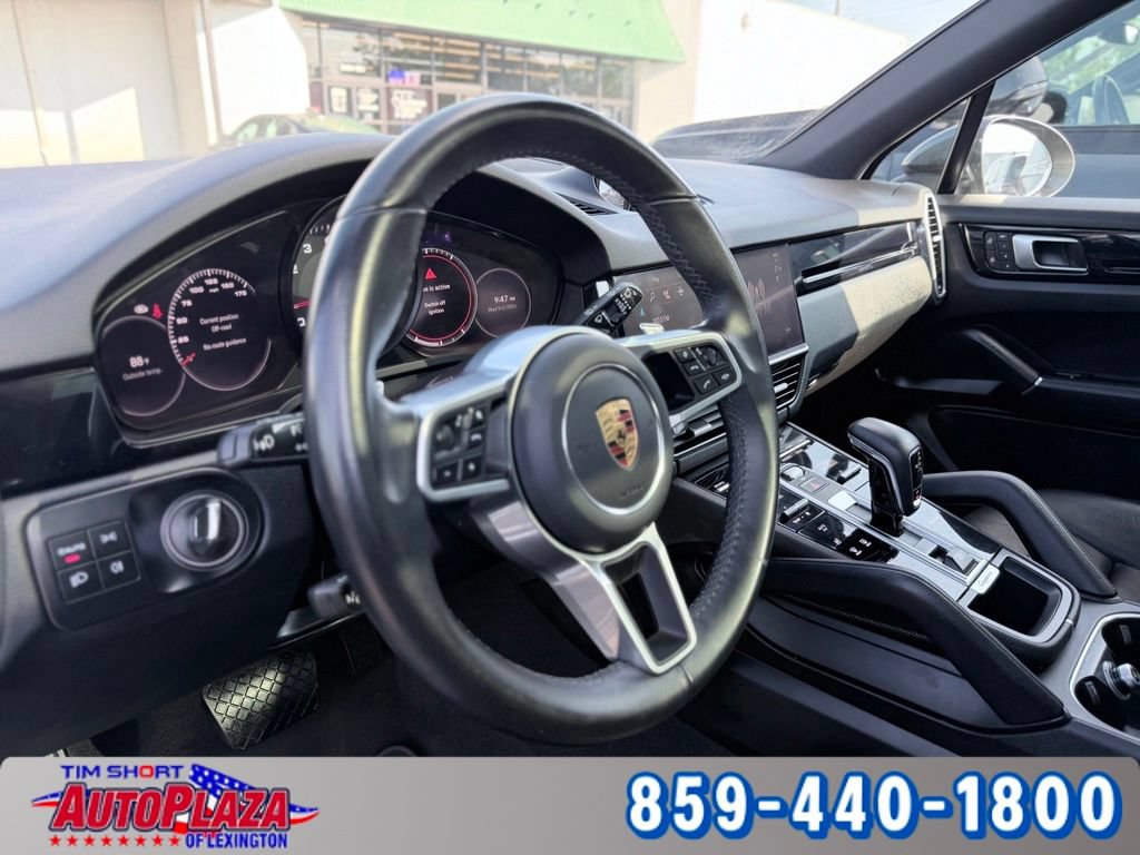 Used 2023 Porsche Cayenne w/ Premium Package AWD/4WD image 3
