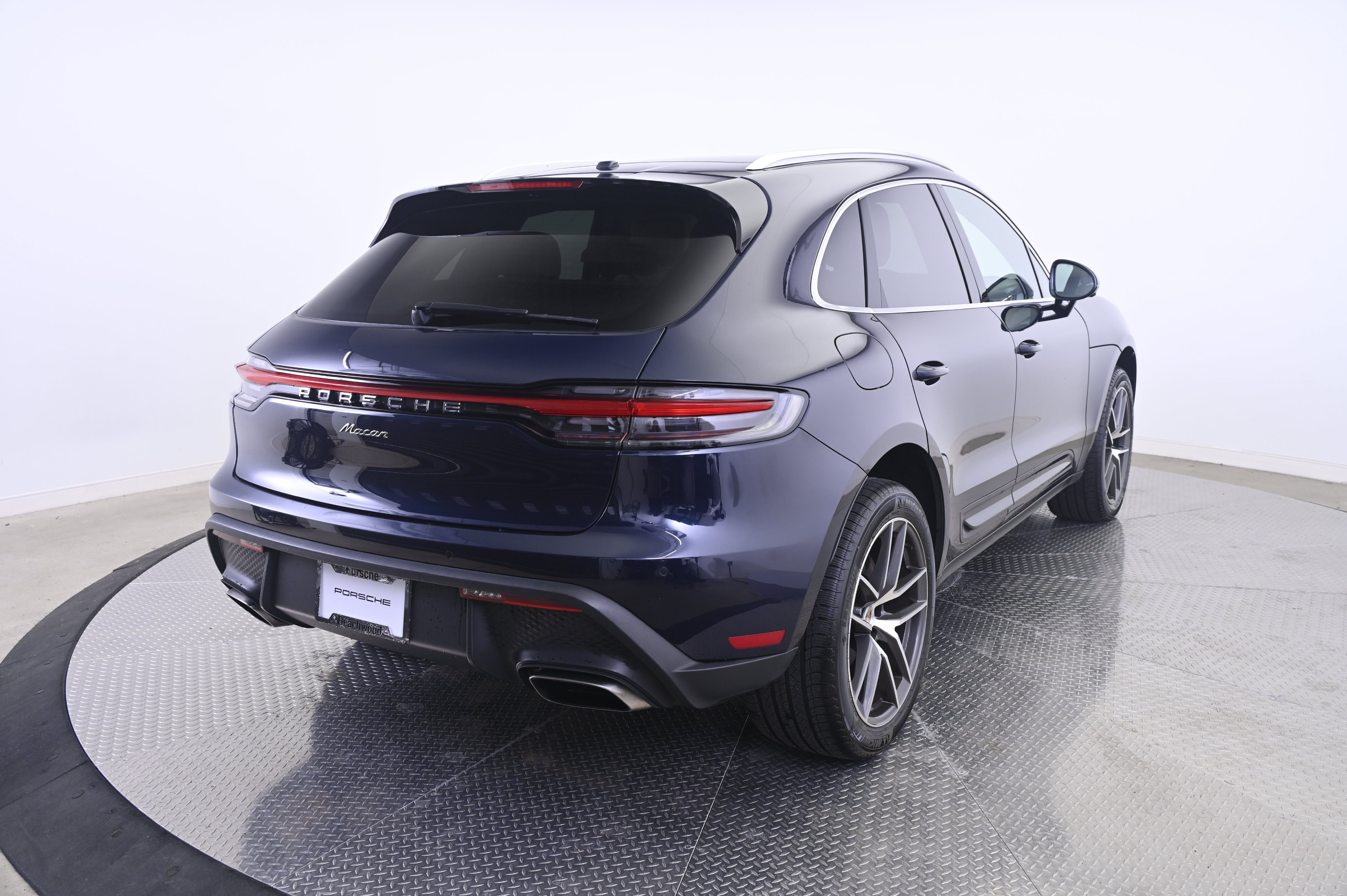 Certified 2023 Porsche Macan AWD/4WD image 7