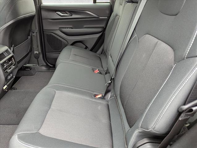 Used 2025 Jeep Grand Cherokee Laredo image 24