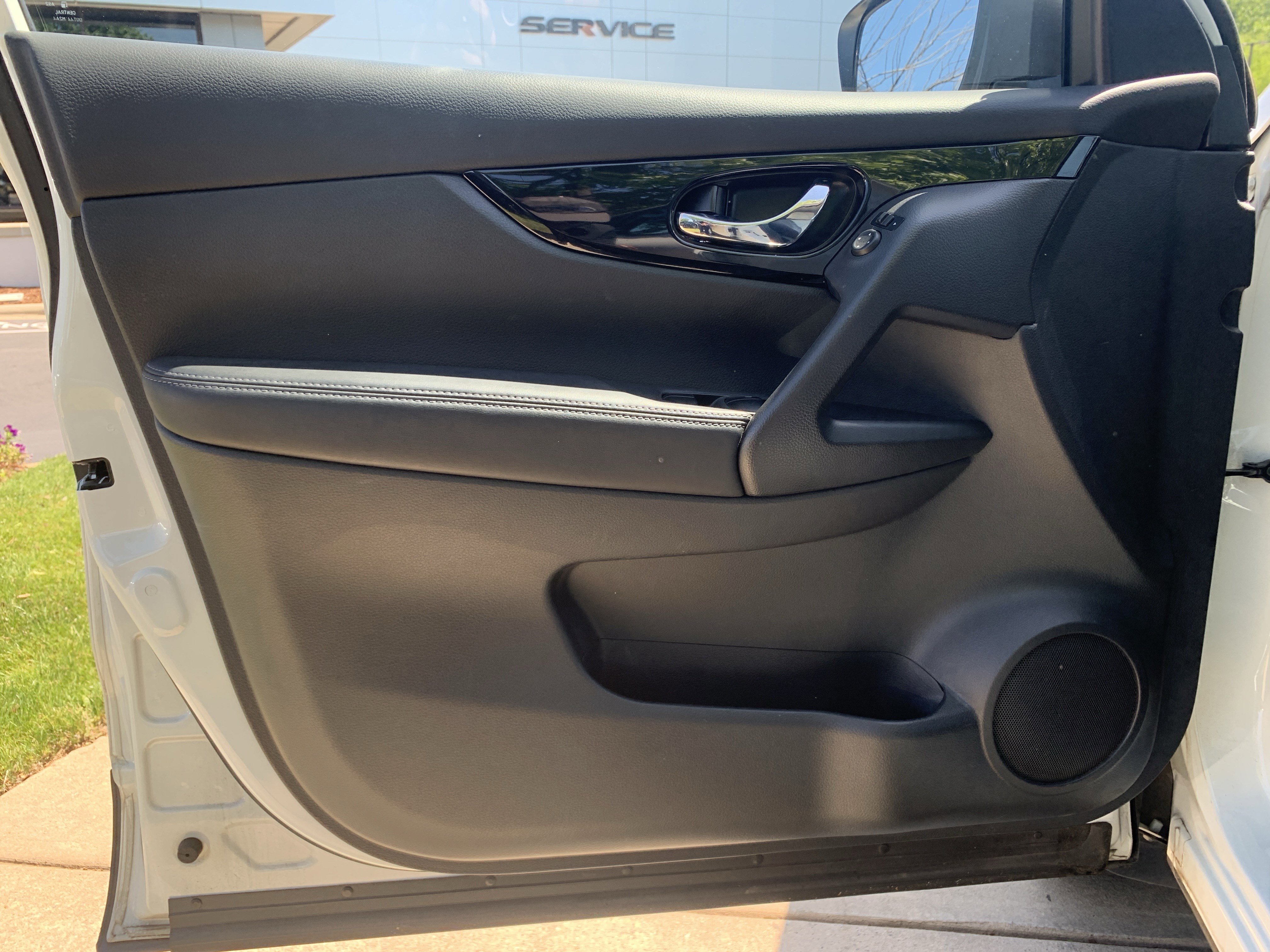 Used 2017 Nissan Rogue Sport SV w/ SV Premium Package FWD image 14