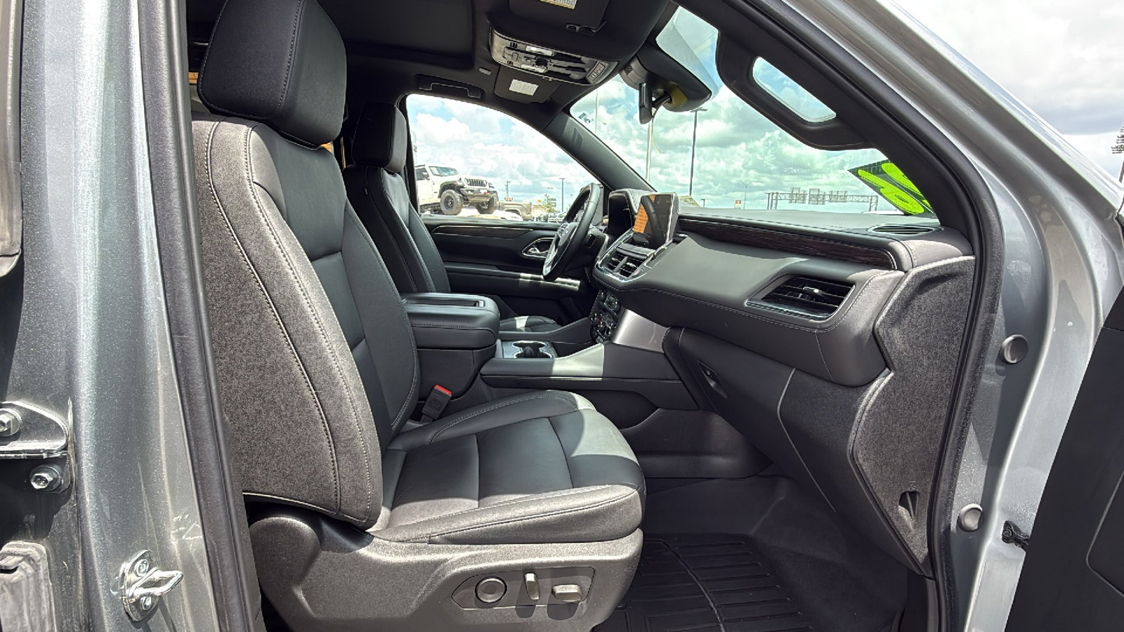 Used 2024 Chevrolet Tahoe Z71 w/ Luxury Package AWD/4WD image 28