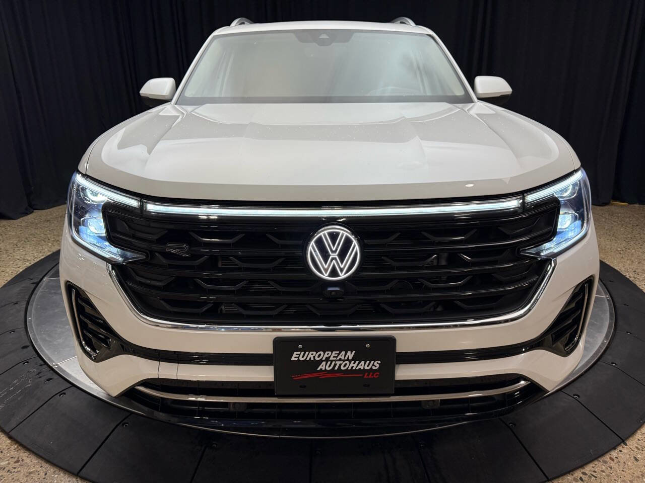 Used 2024 Volkswagen Atlas SEL Premium R-Line image 12