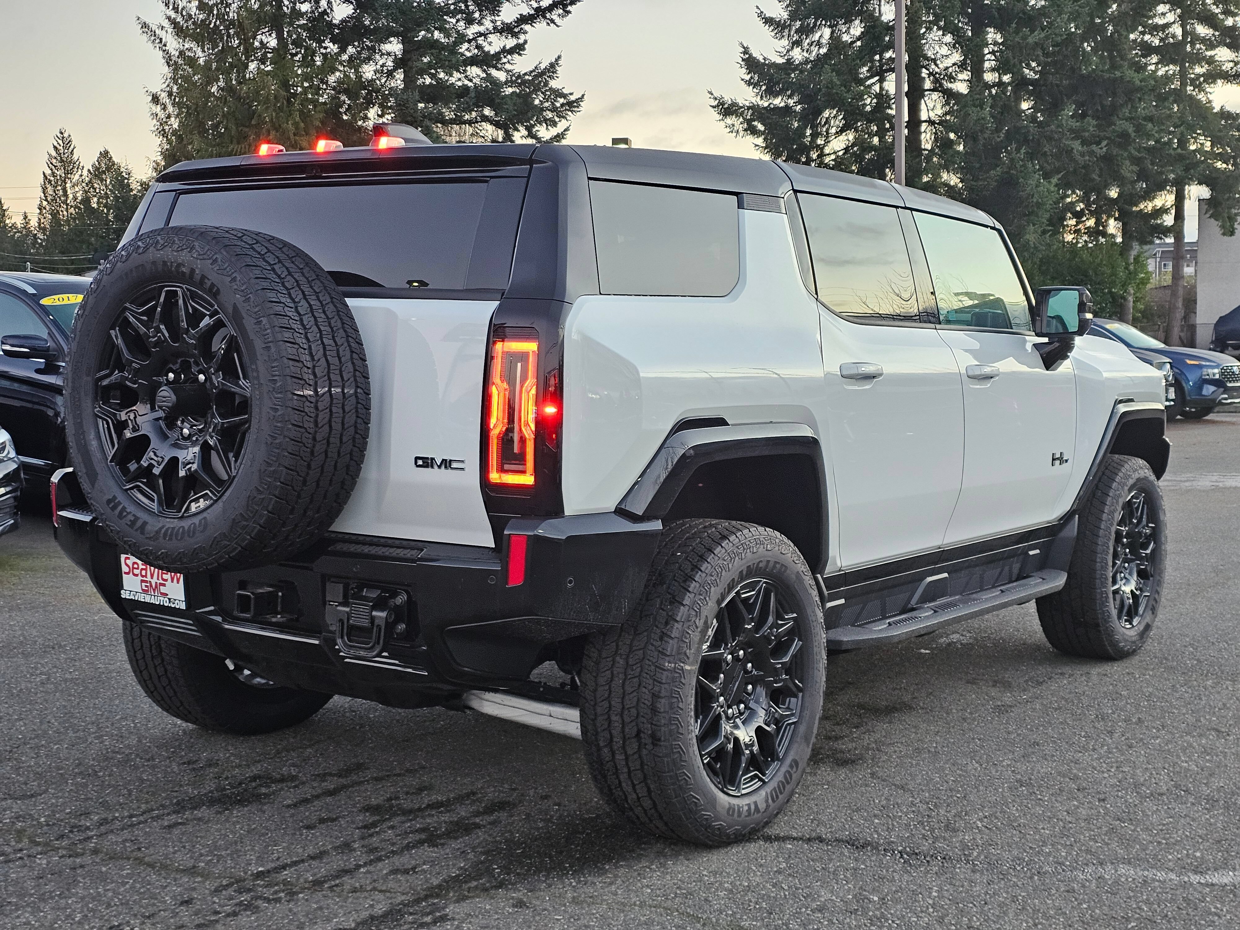 New 2026 GMC Hummer EV SUV w/ LPO, Dark Essentials Package AWD/4WD image 7