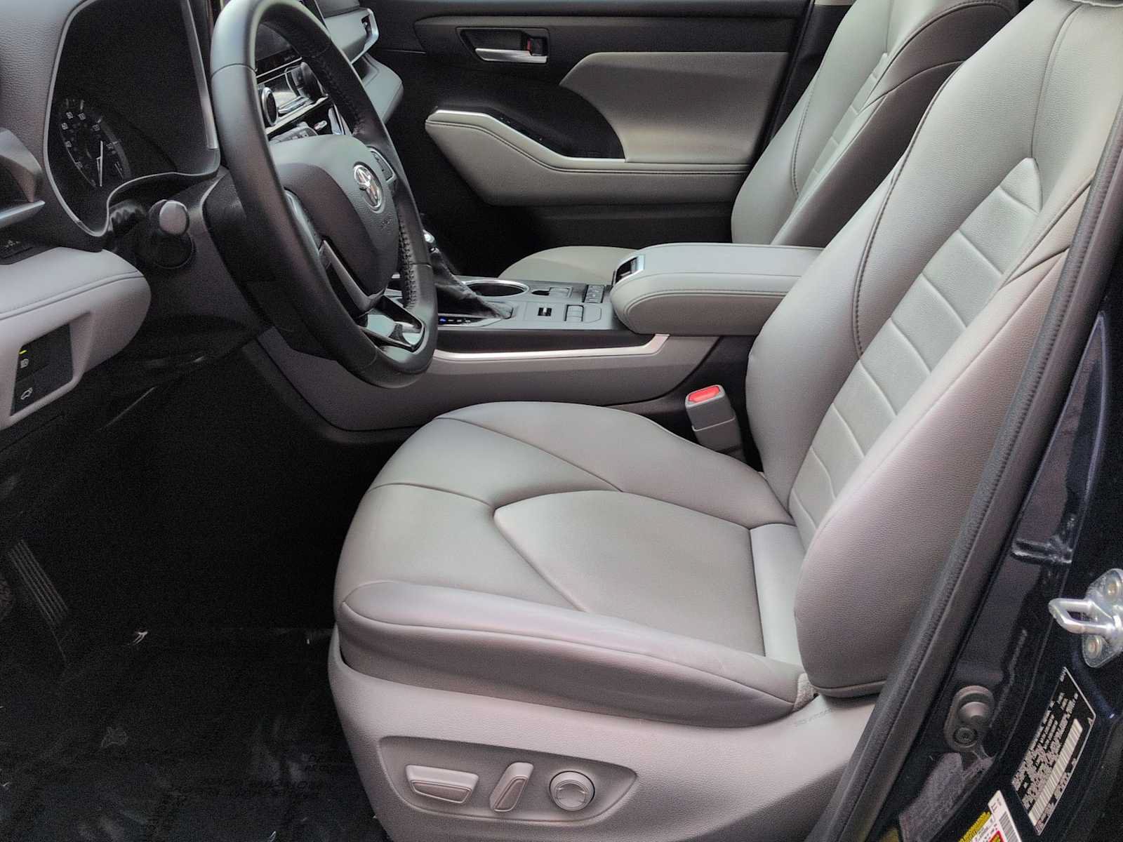 Used 2021 Toyota Highlander XLE AWD/4WD image 17