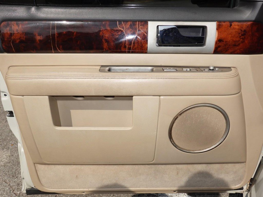 Used 2005 Lincoln Navigator Luxury image 18