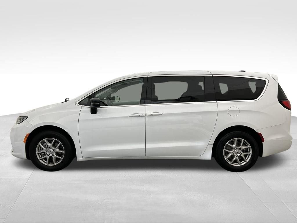 Used 2024 Chrysler Pacifica Touring-L video 2