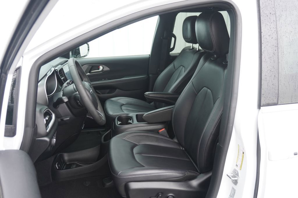 Used 2025 Chrysler Pacifica Select image 15