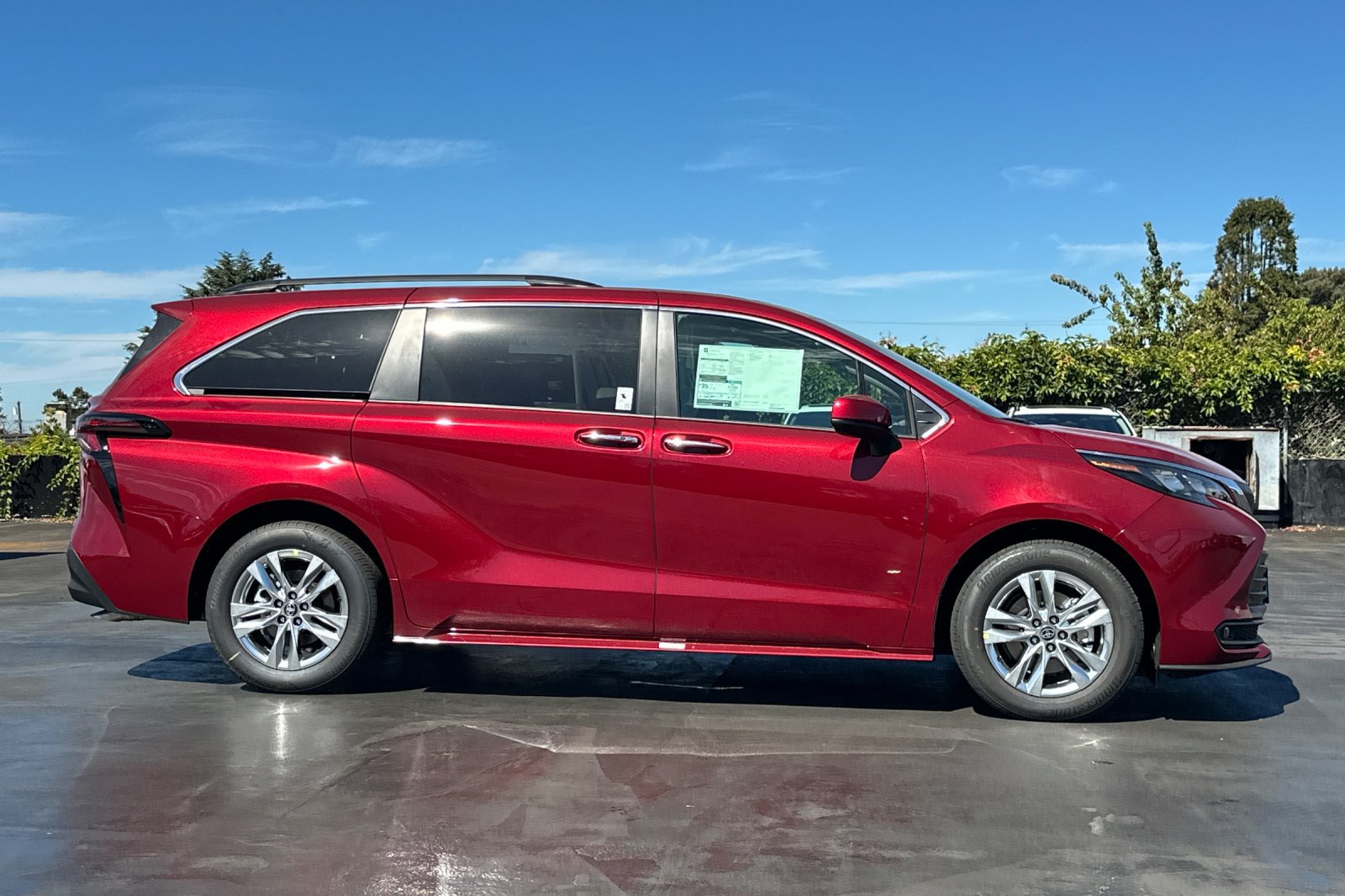 New 2026 Toyota Sienna XLE AWD/4WD image 3