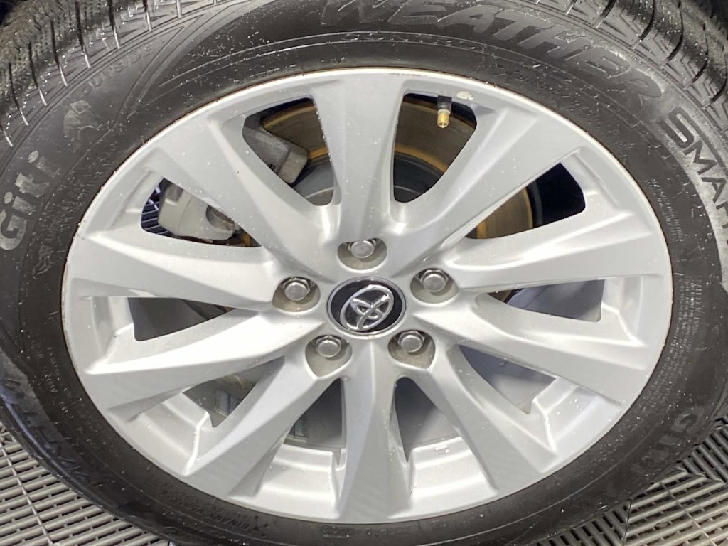 Used 2020 Toyota Camry LE w/ Convenience Package FWD image 28