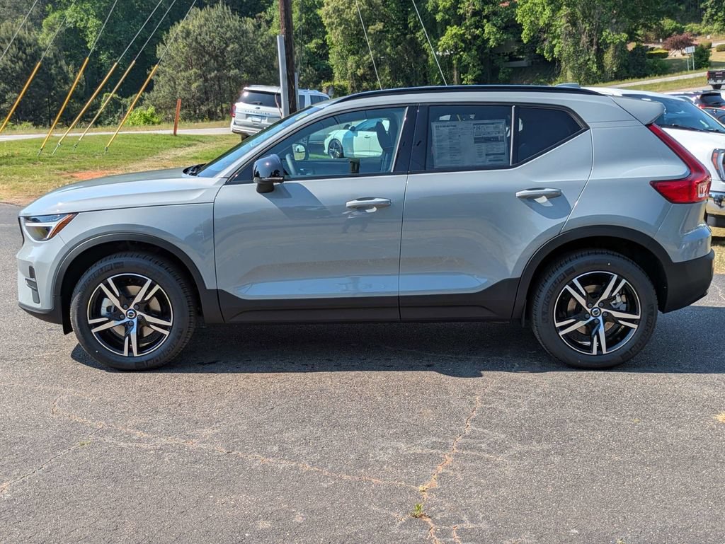 New 2026 Volvo XC40 B5 Core AWD/4WD image 3