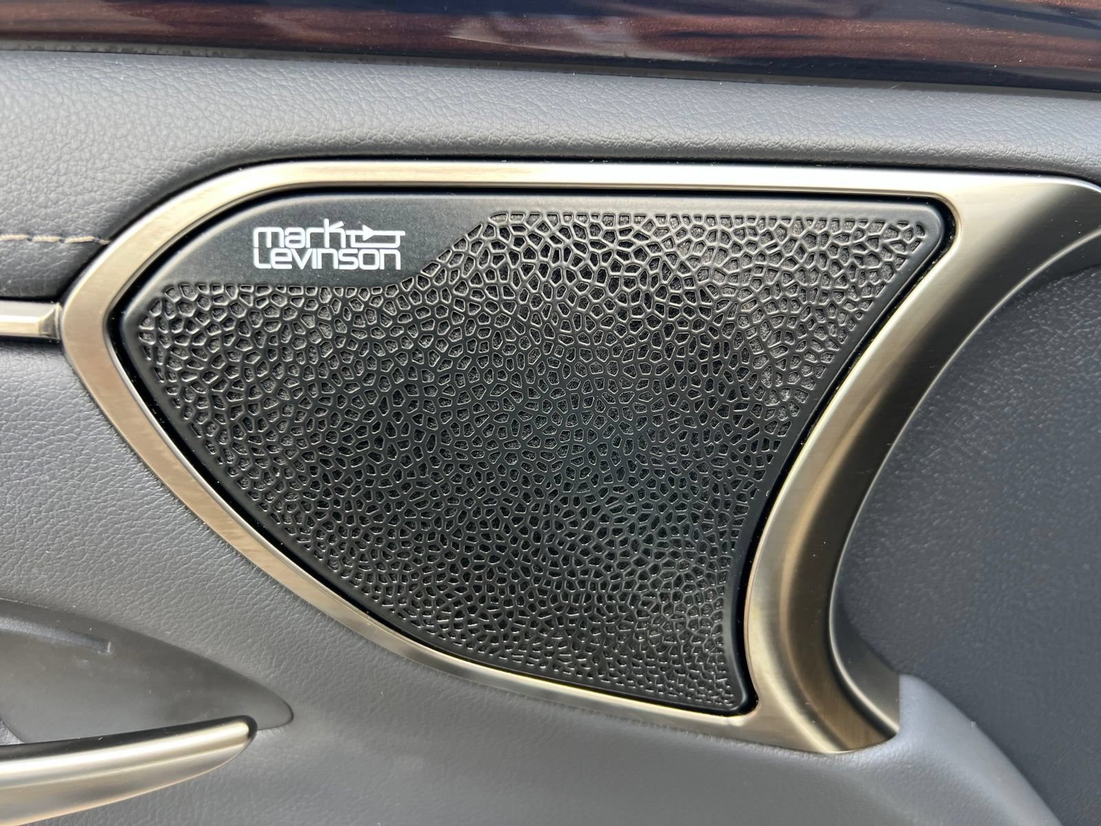 Used 2019 Lexus ES 300h Ultra Luxury w/ Accessory Package 2 FWD image 33