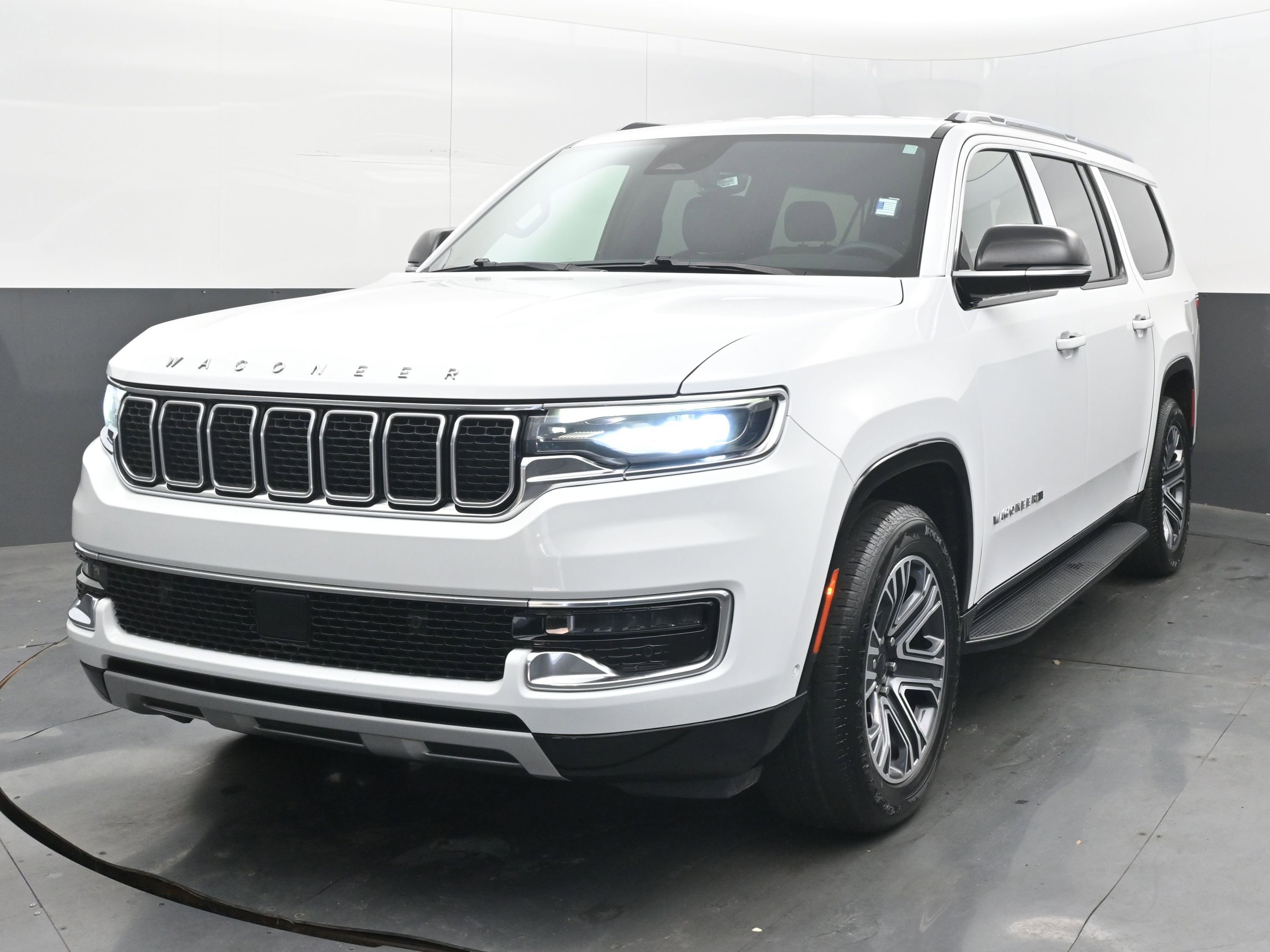 Used 2023 Jeep Wagoneer L Series II image 4