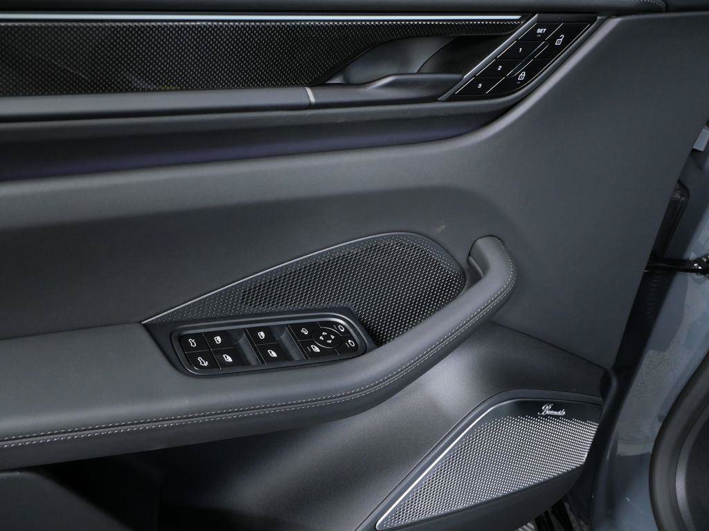 New 2026 Porsche Macan Turbo Electric AWD/4WD image 6
