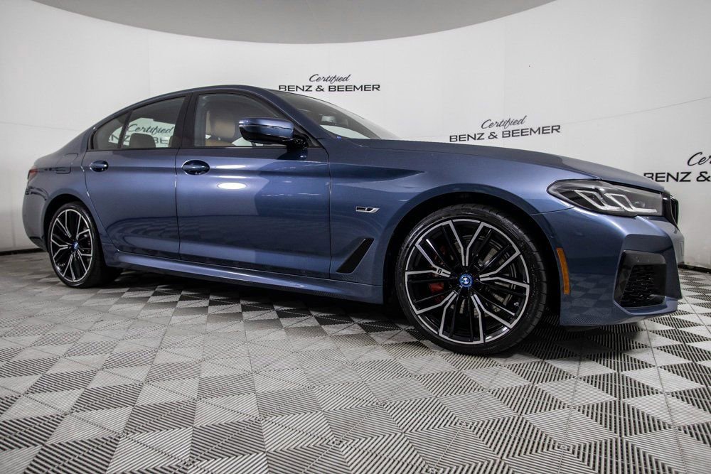 Used 2023 BMW 530e w/ M Sport Package image 3
