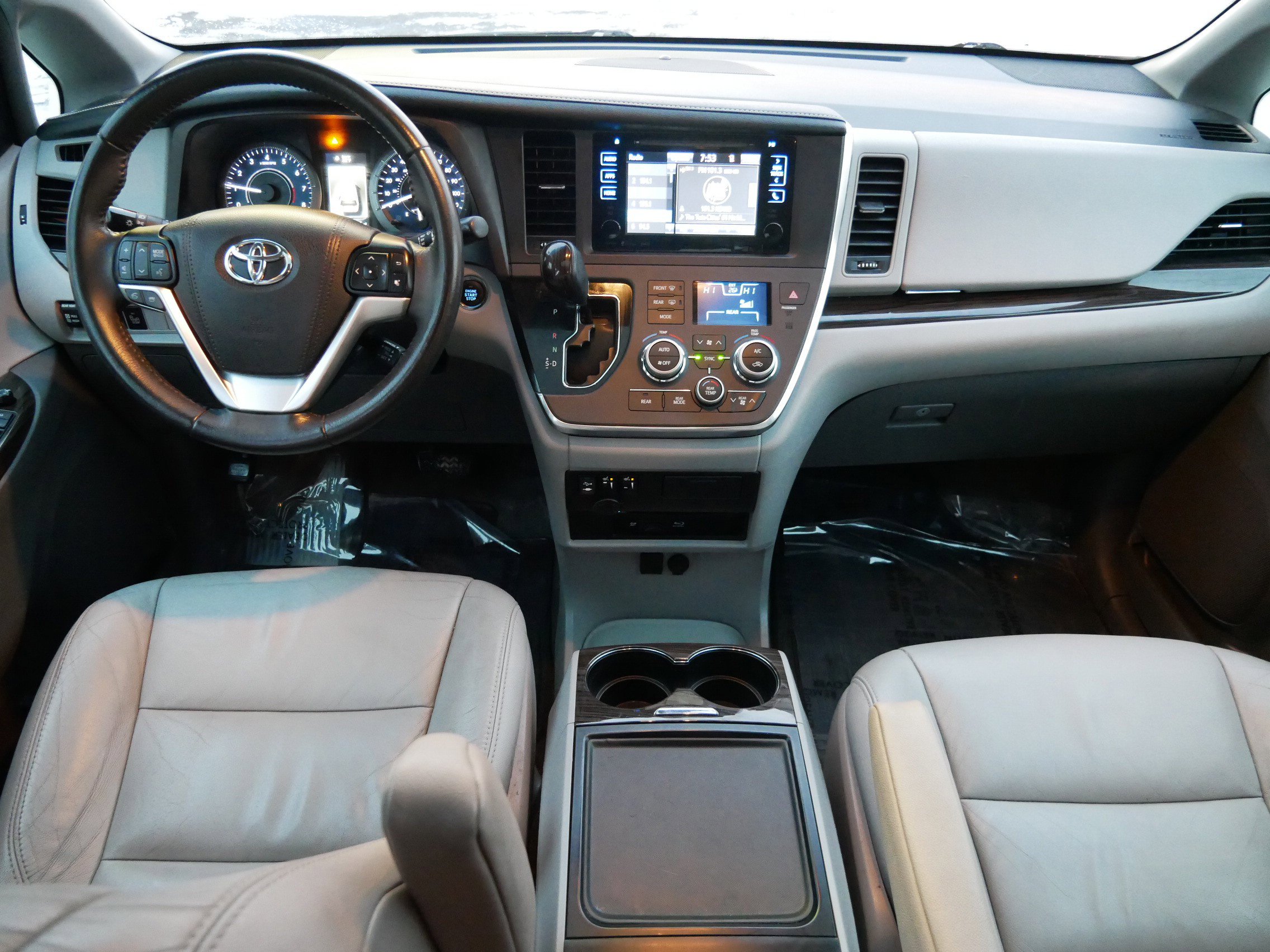 Used 2017 Toyota Sienna XLE image 13