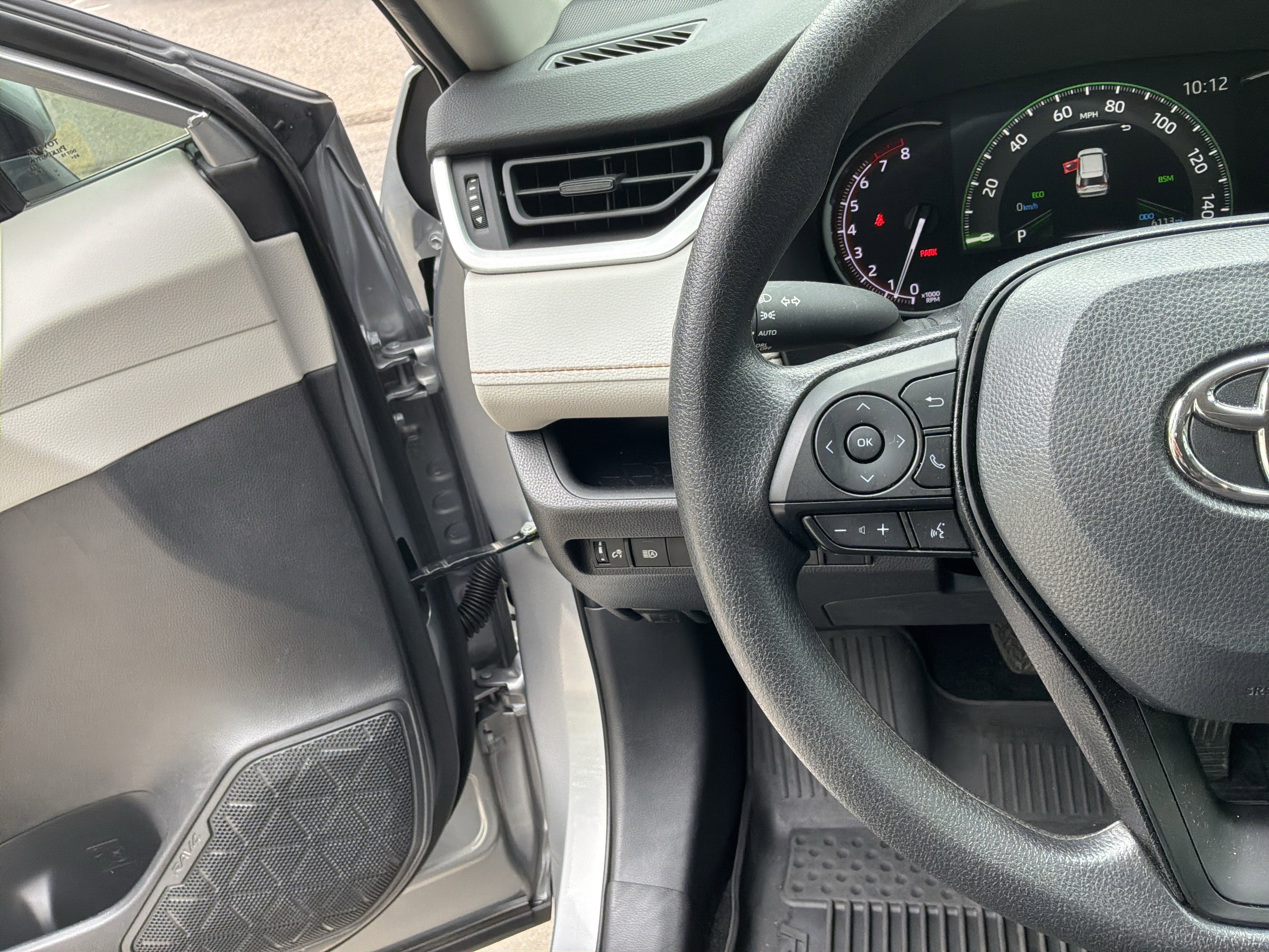 Used 2025 Toyota RAV4 XLE w/ Convenience Package FWD image 19