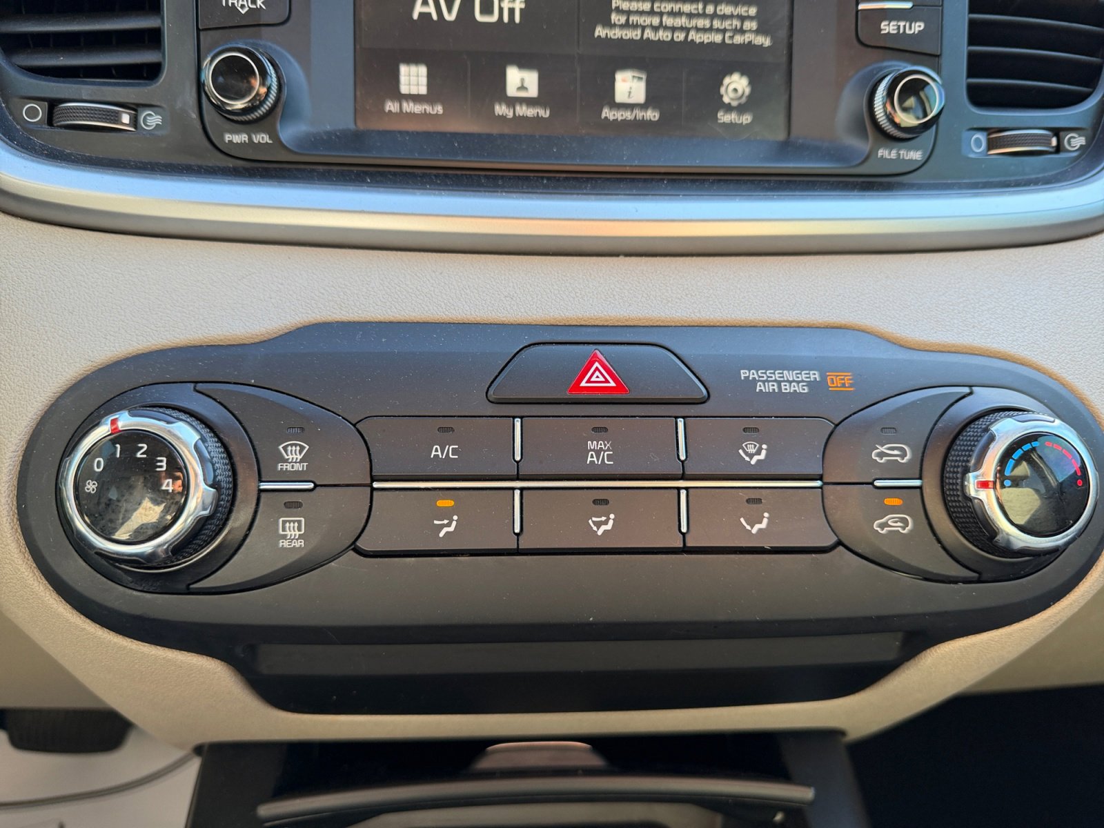 Used 2020 Kia Sorento LX image 11