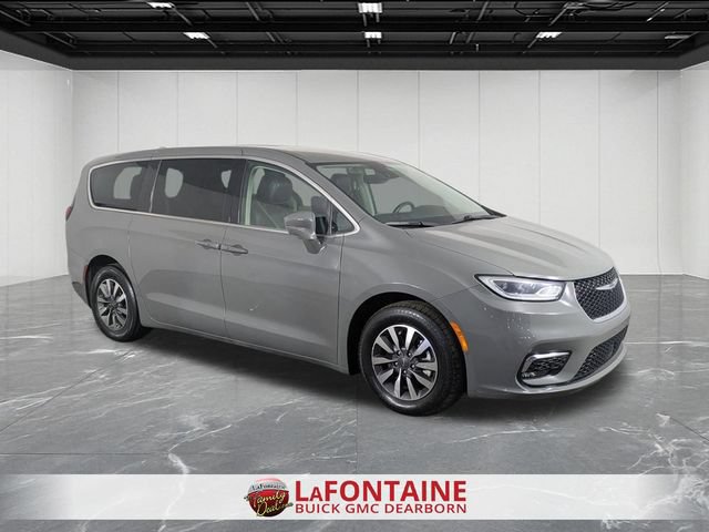 Used 2022 Chrysler Pacifica Touring-L w/ Uconnect Theater Family Group FWD image 7