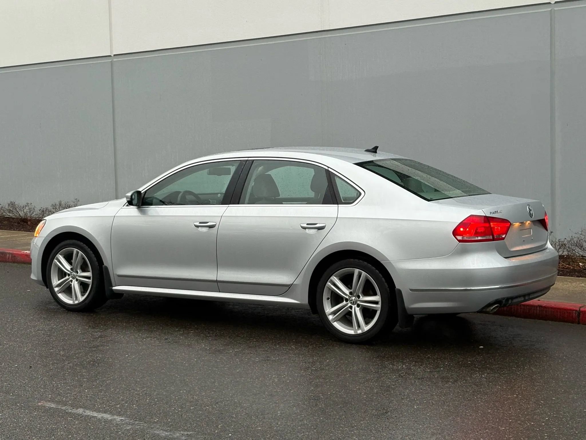 Used 2013 Volkswagen Passat TDI SE image 3